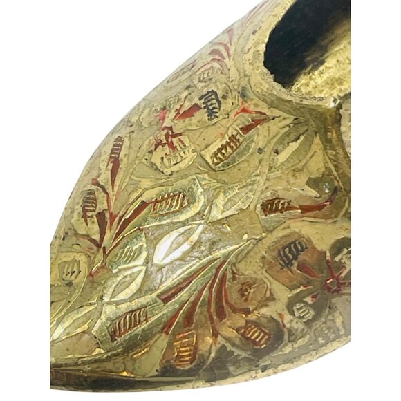 Vintage Brass Decorative Shoe Figurine With Intricate Ashtray Floral Engraving - Picture 4 of 8